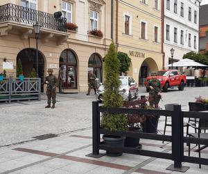 Służby na tarnowskim rynku