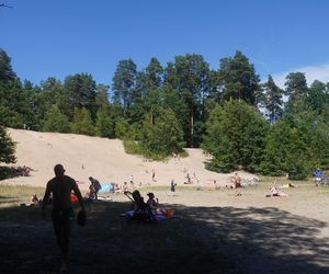 To jedno z największych jezior w Olsztynie. Kusi turystów piaszczystymi plażami