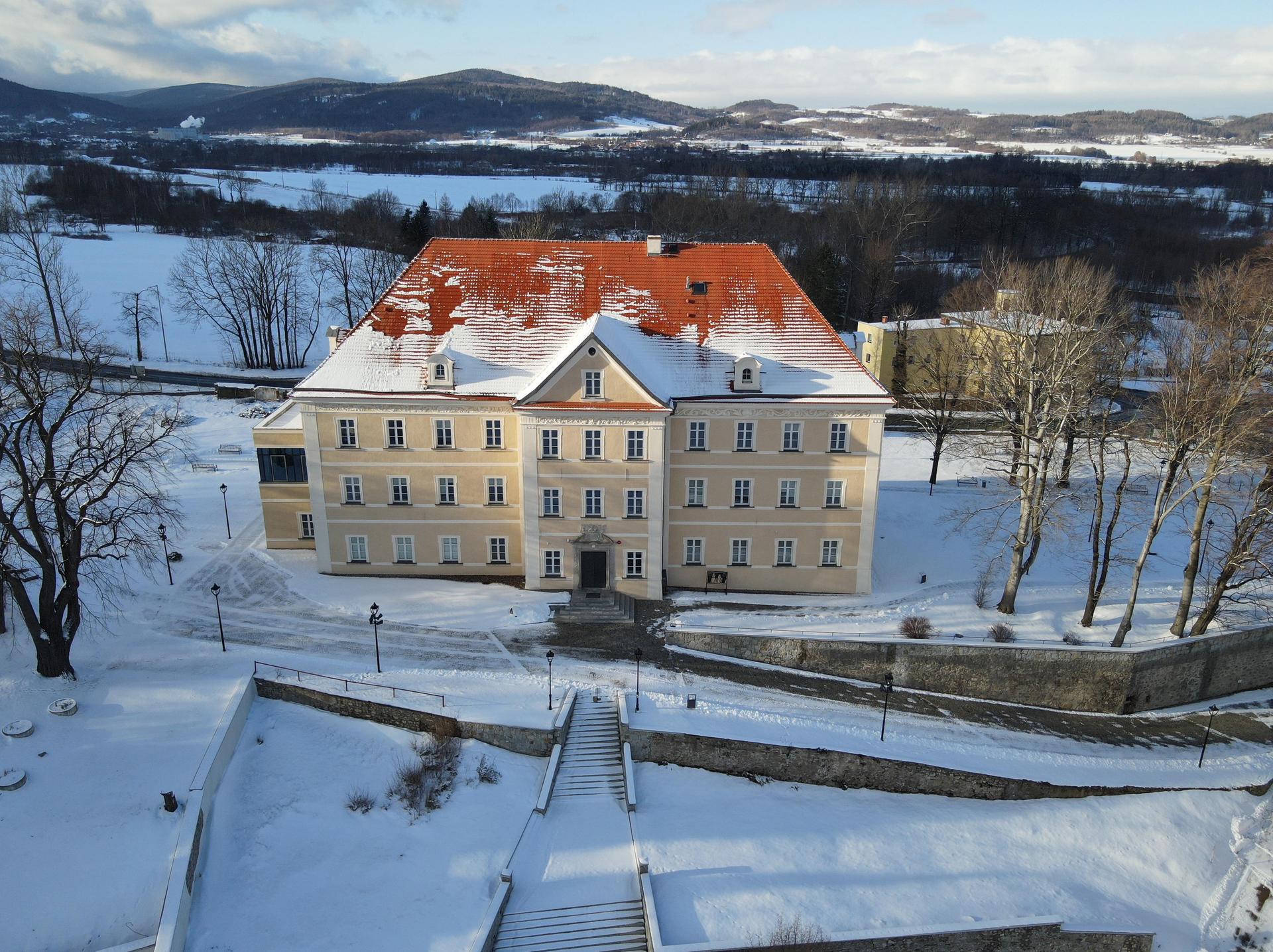 Pałac Sobieszów po remoncie – od strony majdanu
