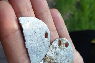 Poruszający moment podczas zlotu detektorystów. Odnalezione nieśmiertelniki wróciły do rodzin