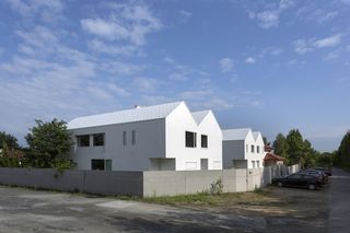 Dwa bliźniaki tworzą miniosiedle, a ich wysokie ściany szczytowe – namiastkę miejskiej pierzei