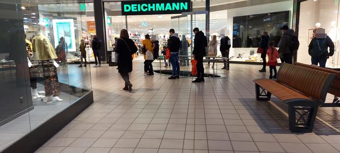 Krakowianie rzucili się na zakupy w ostatni dzień przed lockdownem. Tłumy w galeriach!