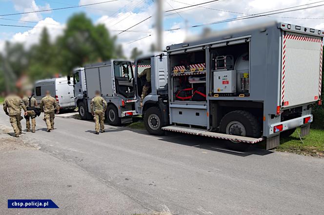 Funkcjonariusze przejęli dziesiątki kilogramów materiałów wybuchowych