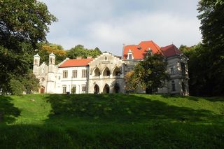 To najpiękniejszy taki pałac w Małopolsce. Jego historia wiąże się z mistyfikacją