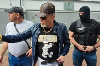 Krzysztof Rutkowski przyjechał z Romami pod Komendę Miejską Policji w Lesznie