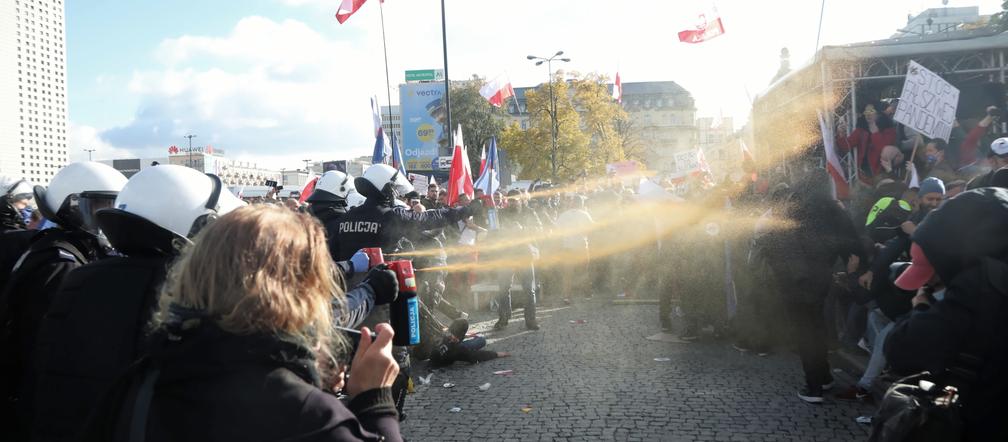 Protest antycovidowców i przedsiębiorców na Placu Defilad