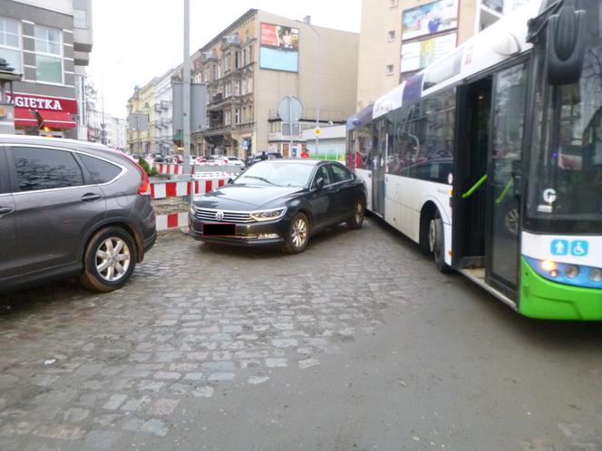 Zablokował przejazd autobusu w centrum Szczecina. Słono za to zapłaci