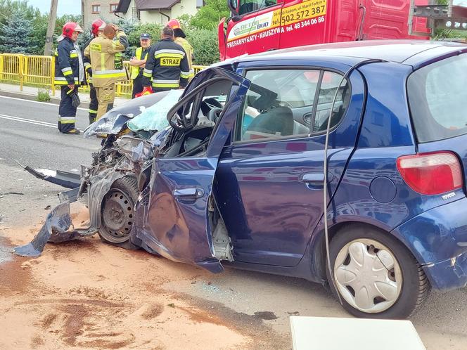 Wypadek W Lubieni. Ciężarówka zderzyła się z osobówką