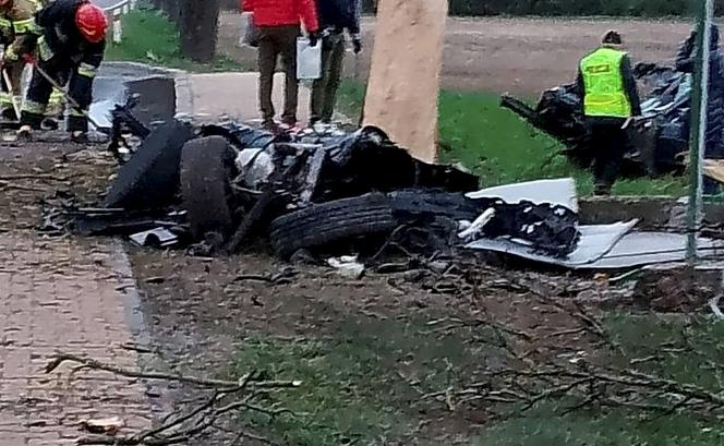 Bmw uderzyło w drzewo, przystanek i znowu w drzewo. Dwie osoby zginęły pod Kozienicami! 