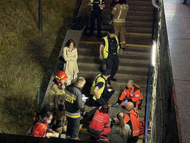 Warszawa. Mężczyzna spadł ze schodów przy zejściu do metra Służew. Leżał na ziemi przez kilkadziesiąt minut!