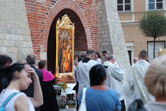 76. rocznica Cudu Lubelskiego. Procesja różańcowa w centrum Lublina