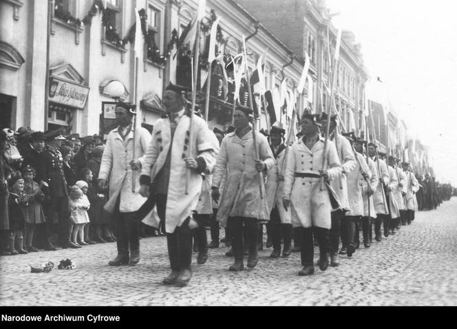 Kosynierzy podczas Święta Narodowego Trzeciego Maja – uroczystości w Tarnopolu, 1933.