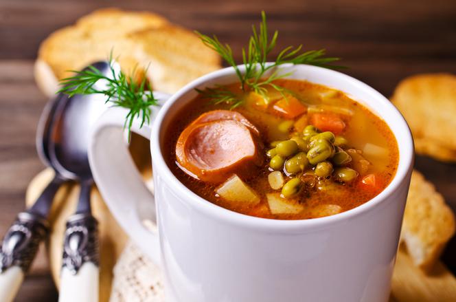 Zupa śmieciówka, czyli sycąca zupa z resztek i warzyw z puszki