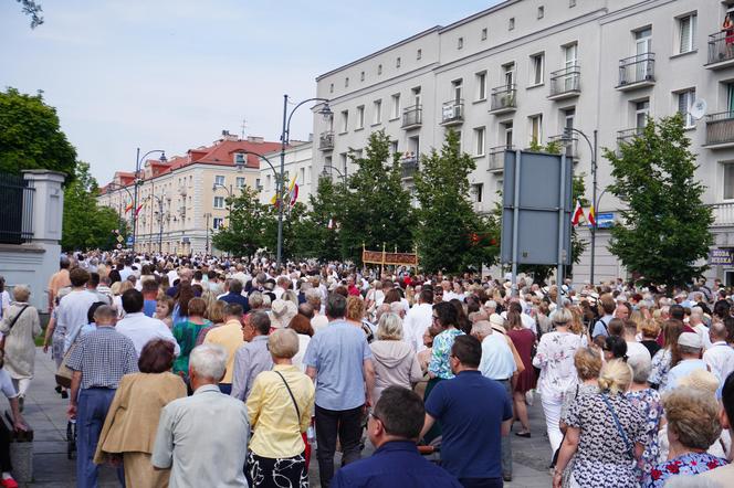 Boże Ciało 2024. Tłumy wiernych przeszły w procesji ulicami Białegostoku