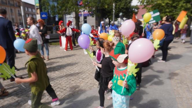  Dni Bajki 2024. W centrum Olsztyna zrobiło się bajkowo. Dzieci przejęły władzę nad miastem [ZDJĘCIA]