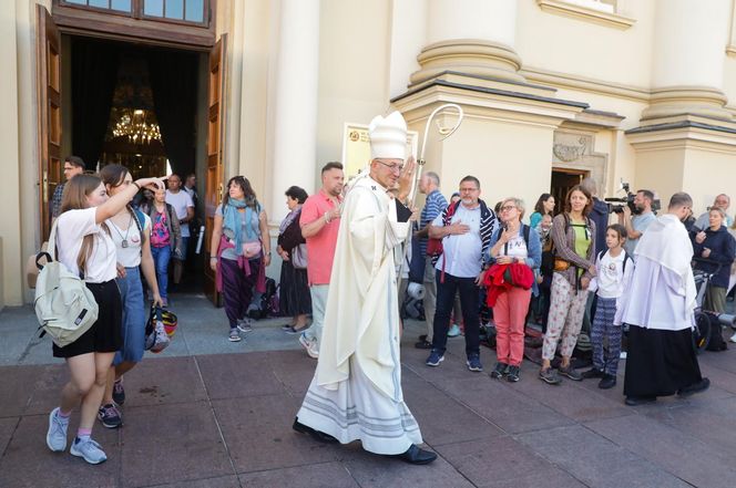 Metropolita warszawski abp Adrian Galbas po mszy świętej dla uczestników 45. Warszawskiej Akademickiej Pieszej Pielgrzymki Metropolitalnej na Jasną Górę