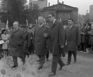 Edward Gierek i dygnitarze udający się na uroczystość z okazji 50. rocznicy wybuchu I powstania śląskiego pod pomnikiem Powstańców Śląskich w Katowicach