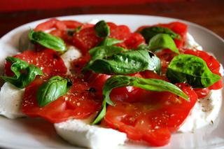 Mozzarella z pomidorami i oliwkami: przepis na podkręconą sałatkę caprese 