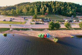Tłumy turystów odwiedzają tę wieś w Świętokrzyskiem. Mamy tu piękny zalew i wieżę widokową 