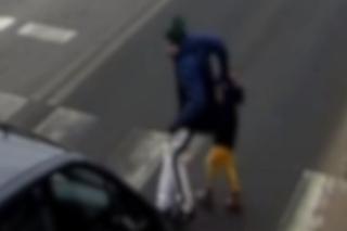 Wszedł z dzieckiem na pasy. Nagle wjechał w nich samochód wstrząsające nagranie