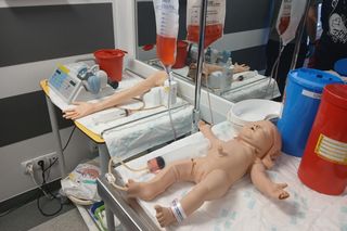 Byliśmy w Centrum Symulacji Medycznych w Bydgoszczy. Przyszli medycy w praktyce uczą się tu zawodu.