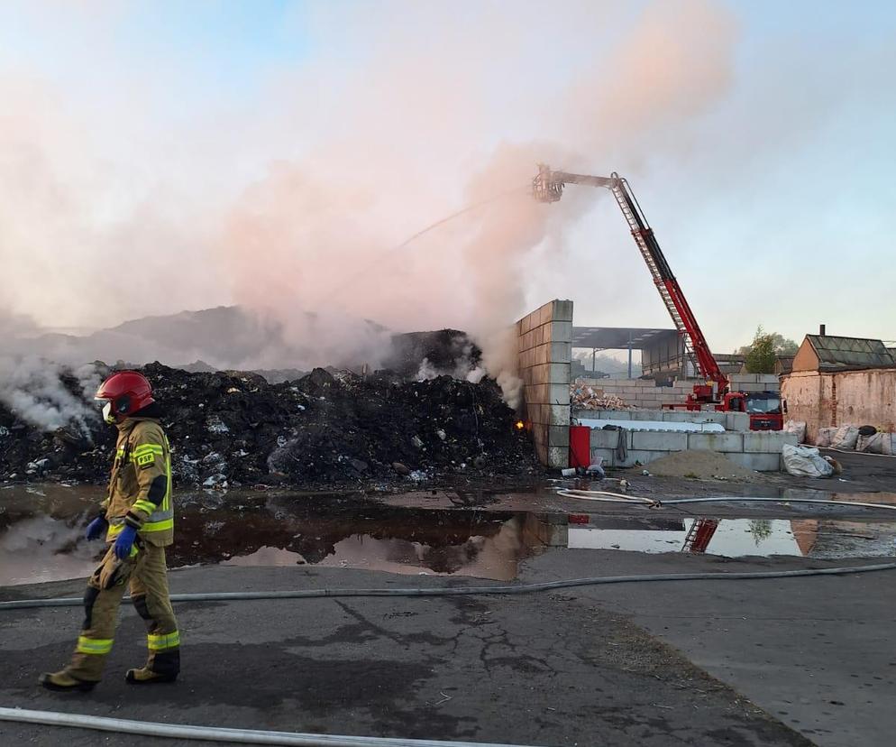 Ogromny pożar na terenie zakładu recyklingu odpadów w Rawiczu