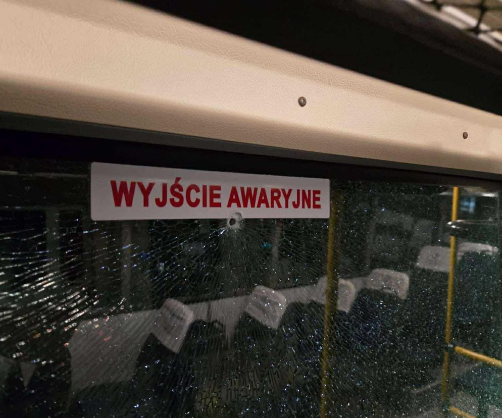Strzały w Jeleniej Górze! Ktoś ostrzelał autobus pełen pasażerów!