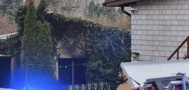 Wielki pożar domu w Glinkach pod Otwockiem. Poparzoną kobietę zabrał śmigłowiec LPR