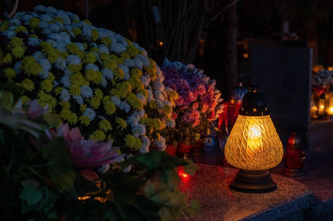 Tysiące zniczy rozświetliło polskie cmentarze. Niezwykły widok po zmroku