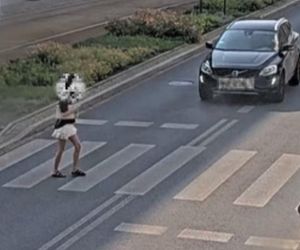  Łódź. Kobieta potrącona na przejściu. Patrzyła nie na drogę, tylko w telefon [ZDJĘCIA]