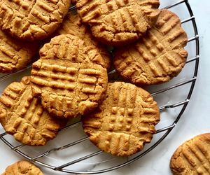 Zamiast w piekarniku upiecz na grillu. Te kruche ciasteczka to hit sezonu 