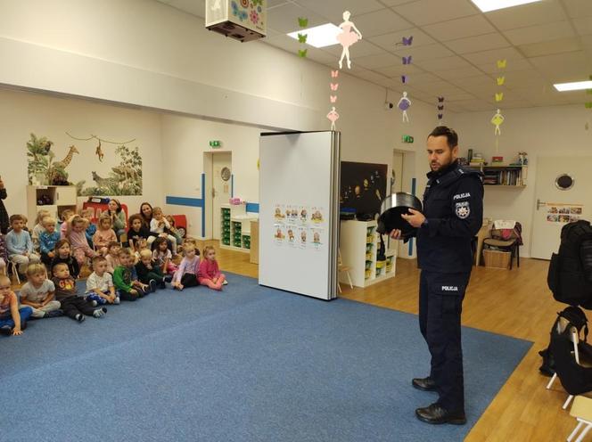 Iławska policja w przedszkolu Zielona Żyrafa