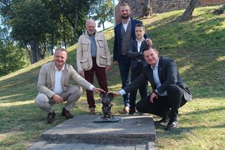 Teraz nie tylko Bydgoszcz ma swoje myszki. Pierwsza figurka uśmiechniętego gryzonia stanęła w Kruszwicy, pod Mysią Wieżą