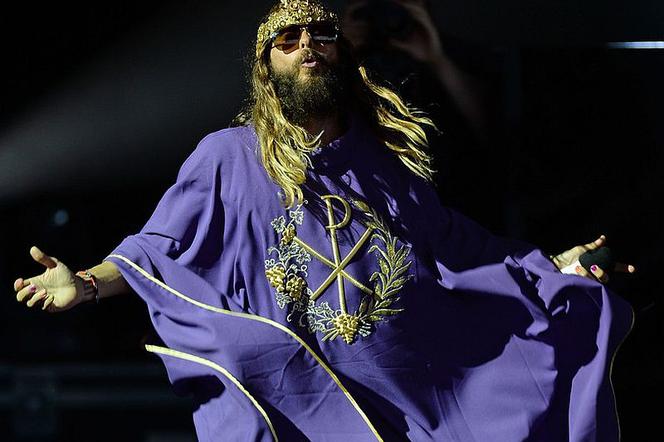 Jared Leto przebrany za księdza