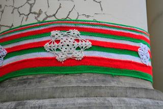 Lublin otulony włóczką na Mikołajki. Na ulicach miasta pojawiły się czerwone czapeczki!