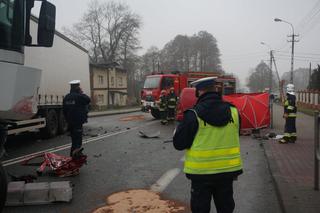 Wypadek w Mikołowie: Nie żyje kierowca osobówki. Zderzył się z ciężarówką