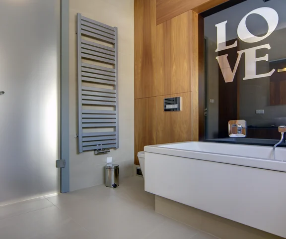 Grzejnik drabinkowy czy dekoracyjny? Jak wybrać model idealny do łazienki