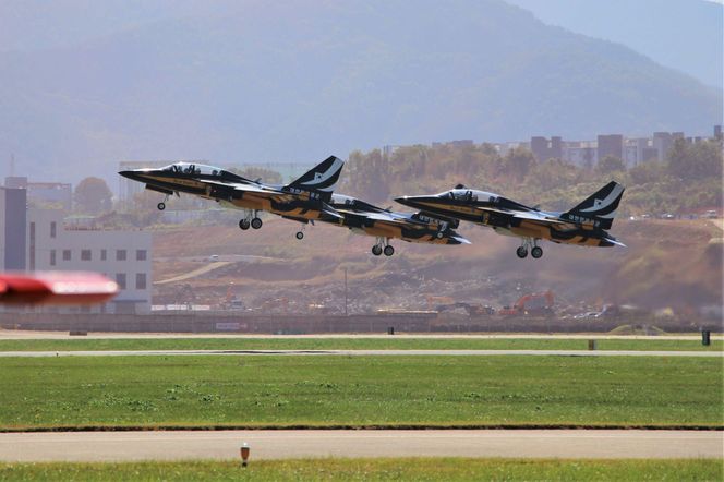  T-50 zespołu akrobacyjnego Black Eagles.  Sacheon Air Show 2024