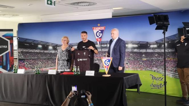 Tak kibice przywitali Łukasza Podolskiego w Górniku Zabrze. Szaleństwo na stadionie [ZDJĘCIA]