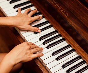 Jak technologia może wspierać naukę gry na instrumentach?