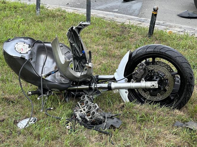 Rąbnął w auto, jego motocykl pękł na pół. Motocyklista w szpitalu