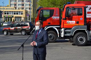 Polscy strażacy wywożą maseczki na wschód
