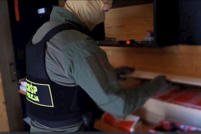 Starnowali bramę samochodem pancernym, obok lądował śmigłowiec z antyterrorystami. Spektakularna akcja policji na Mazowszu