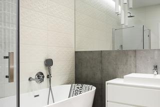Lustro w łazience zamontowane na ścianie nad umywalką