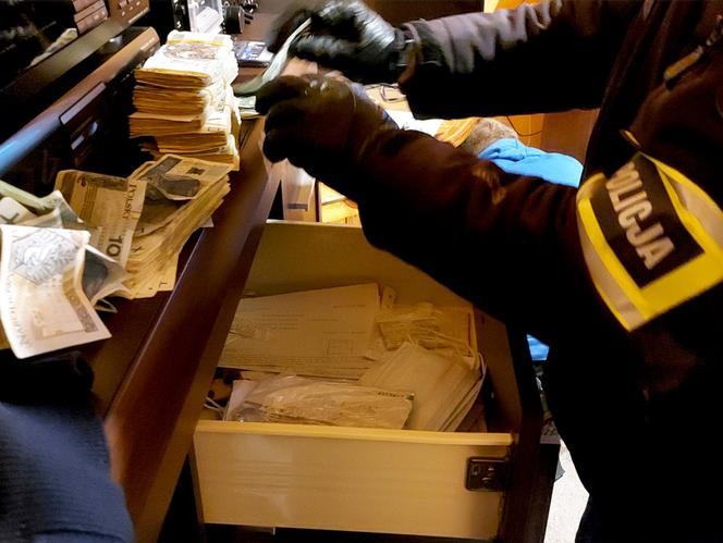 Otwock: policja zatrzymała dilera, który zakopał w ziemi ponad 2 kg narkotyków