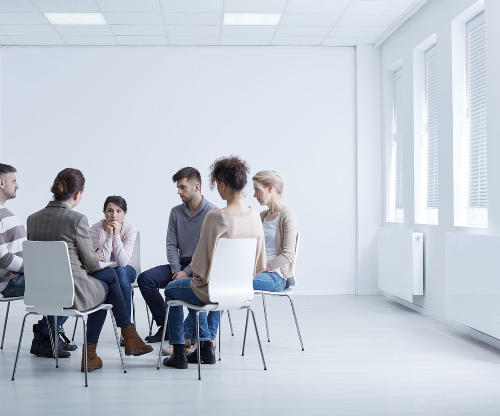 W trakcie ustawień hellingerowskiej nieznane sobie osoby odgrywają konkretne role członków danej rodziny.