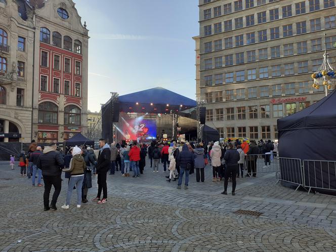 WOŚP 2024 we Wrocławiu. Cały Rynek i ludzie w serduszkach [ZDJĘCIA]