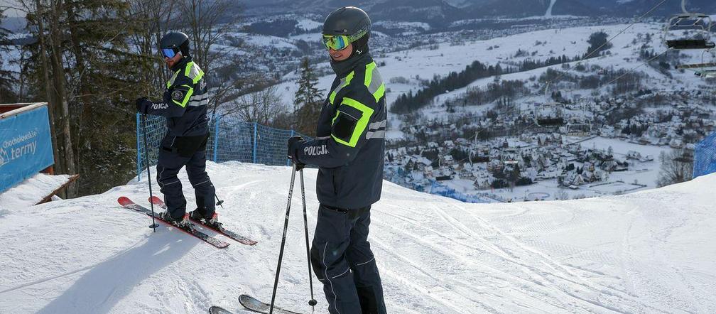 Policjanci na nartach pilnują porządku na stokach podczas ferii