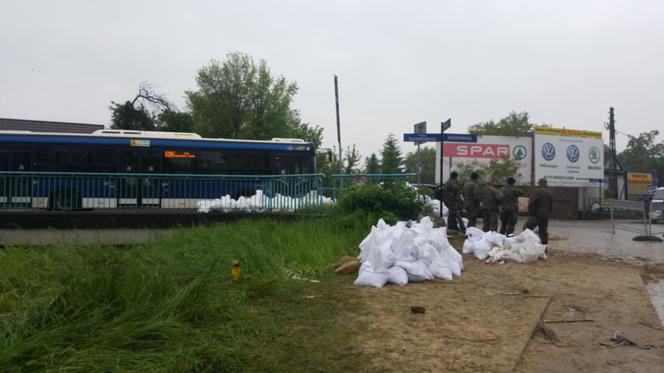 Powódź w Krakowie 24.05.2019: Wojsko pomaga powodzianom w Bieżanowie