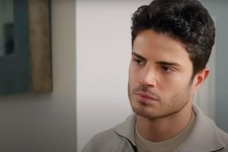 Bulent zrobi awanturę Egemu i zabroni mu zbliżać się do swoich córek.